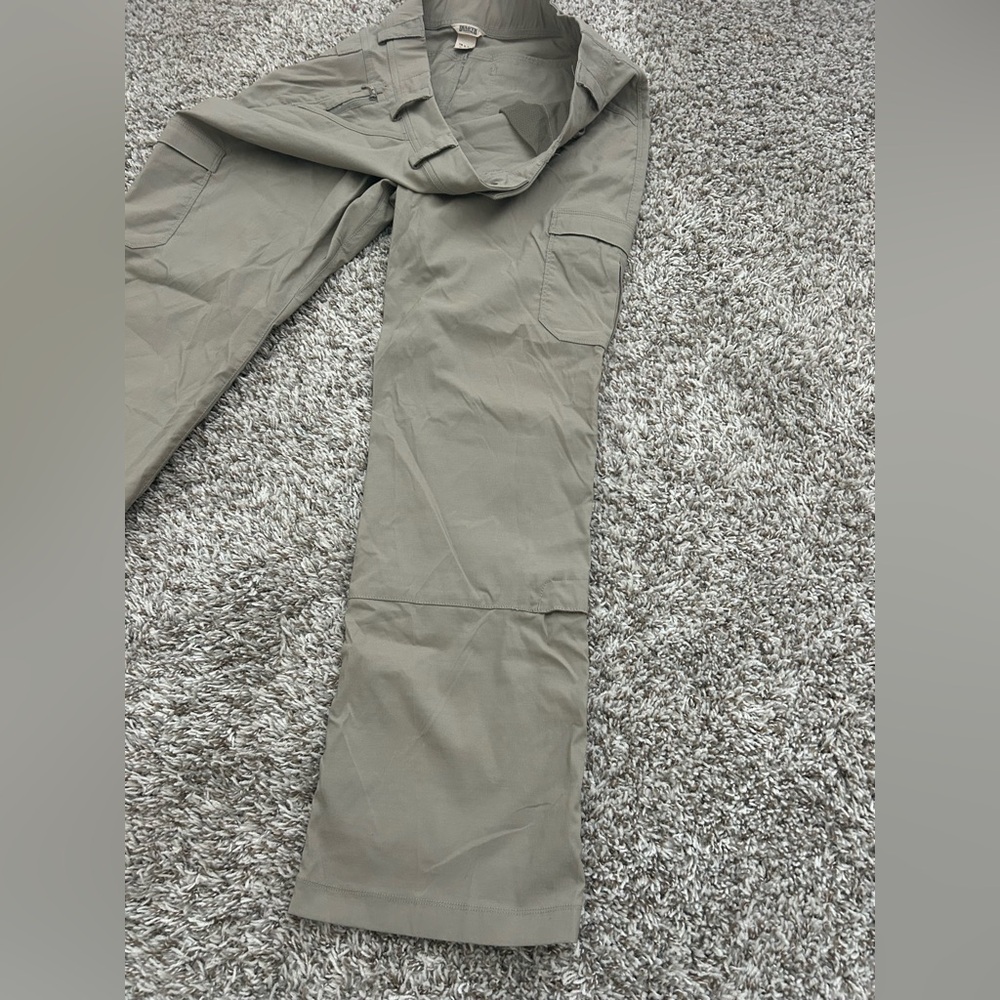 Duluth Trading Pants Womens Size 16x33 Beige Roll-Up Cargo Dry On The Fly - Picture 5 of 8